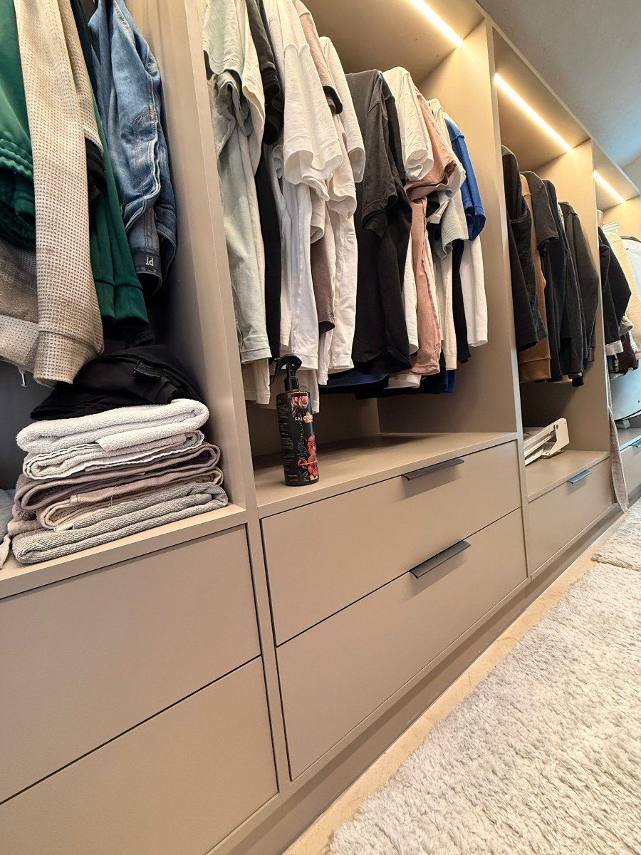   This beautifully renovated and fully furnished 138m² apartment offers spacious, modern living with high-quality finishes throughout. Designed for co