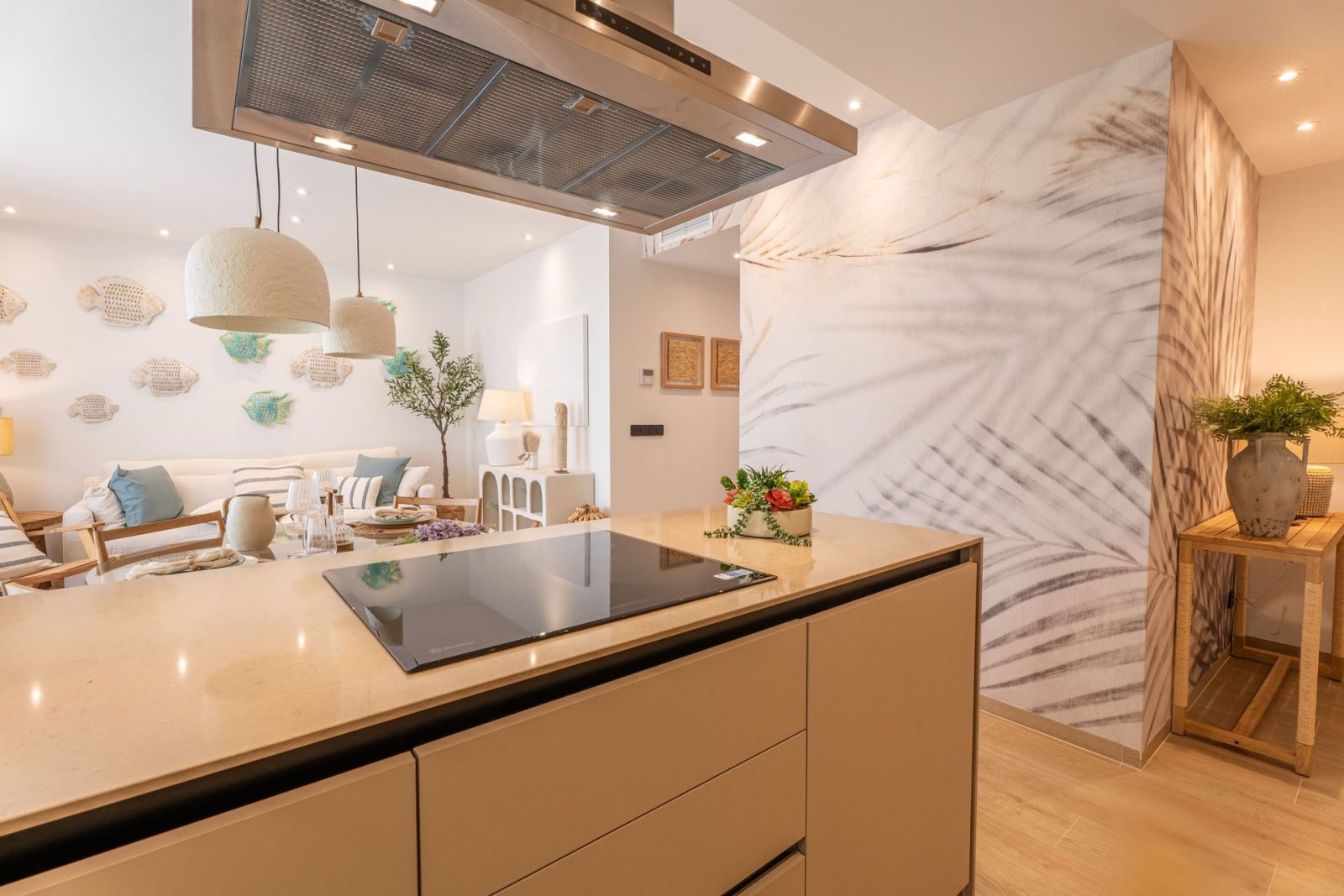  In der prestigeträchtigen Umgebung von La Finca Golf gelegen, bietet diese Wohnanlage eine exklusive Auswahl von 12 Wohnungen. Die verfügbaren Option