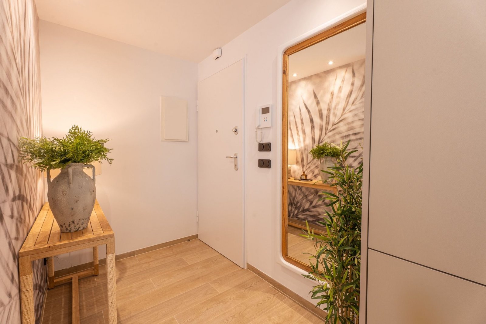  In der prestigeträchtigen Umgebung von La Finca Golf gelegen, bietet diese Wohnanlage eine exklusive Auswahl von 12 Wohnungen. Die verfügbaren Option