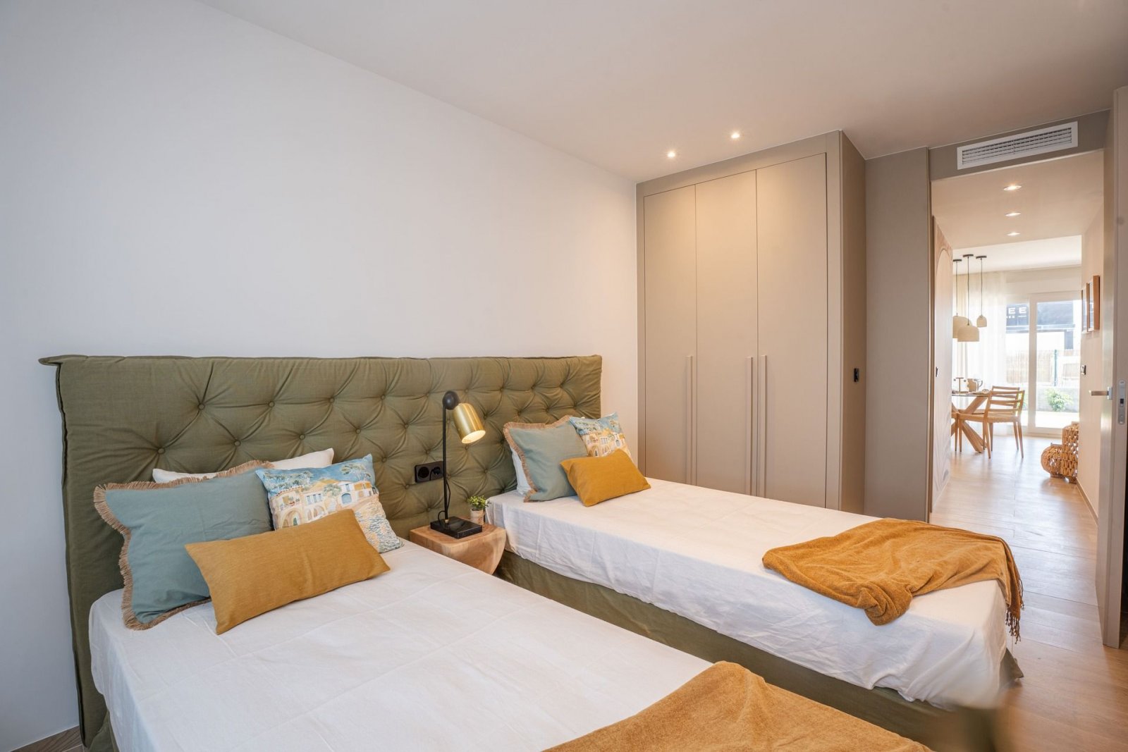  In der prestigeträchtigen Umgebung von La Finca Golf gelegen, bietet diese Wohnanlage eine exklusive Auswahl von 12 Wohnungen. Die verfügbaren Option