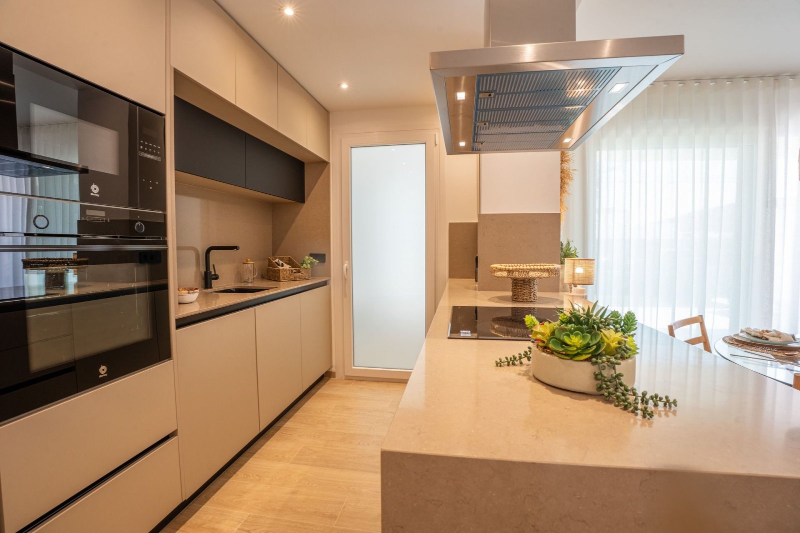  In der prestigeträchtigen Umgebung von La Finca Golf gelegen, bietet diese Wohnanlage eine exklusive Auswahl von 12 Wohnungen. Die verfügbaren Option