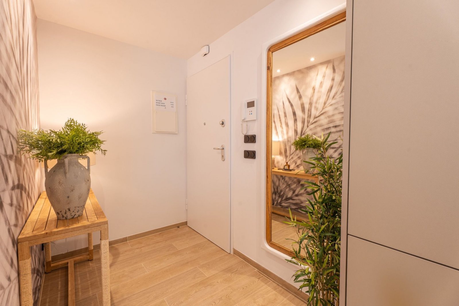  In der prestigeträchtigen Umgebung von La Finca Golf gelegen, bietet diese Wohnanlage eine exklusive Auswahl von 12 Wohnungen. Die verfügbaren Option