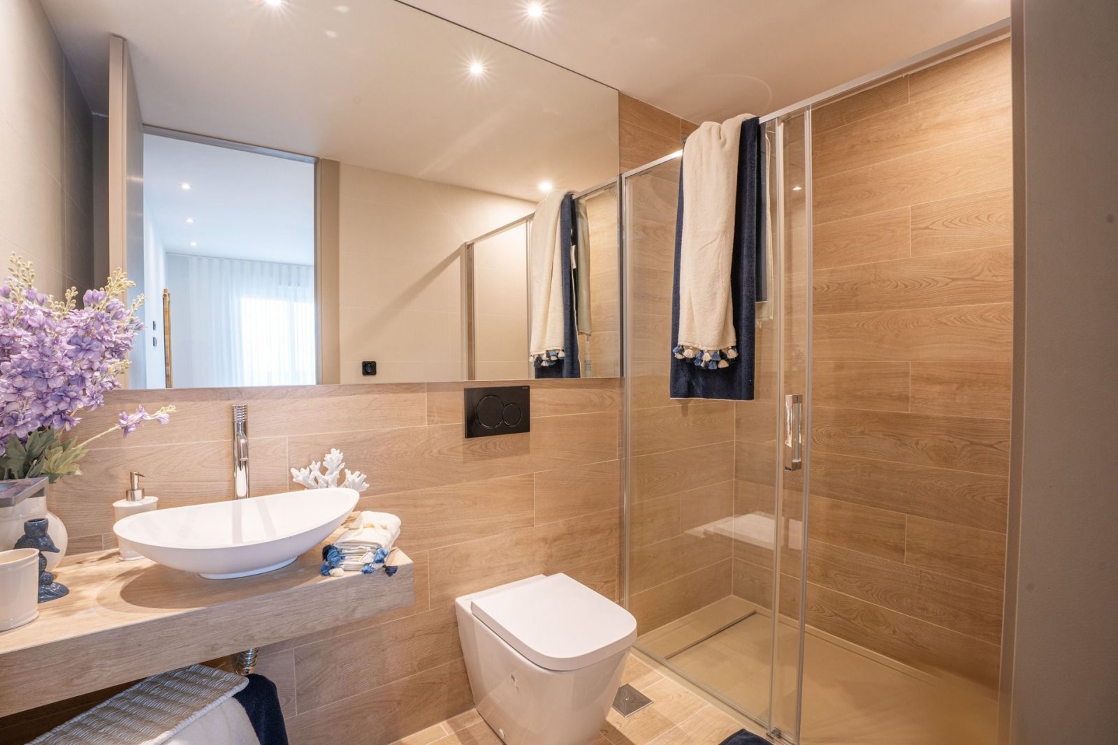  In der prestigeträchtigen Umgebung von La Finca Golf gelegen, bietet diese Wohnanlage eine exklusive Auswahl von 12 Wohnungen. Die verfügbaren Option