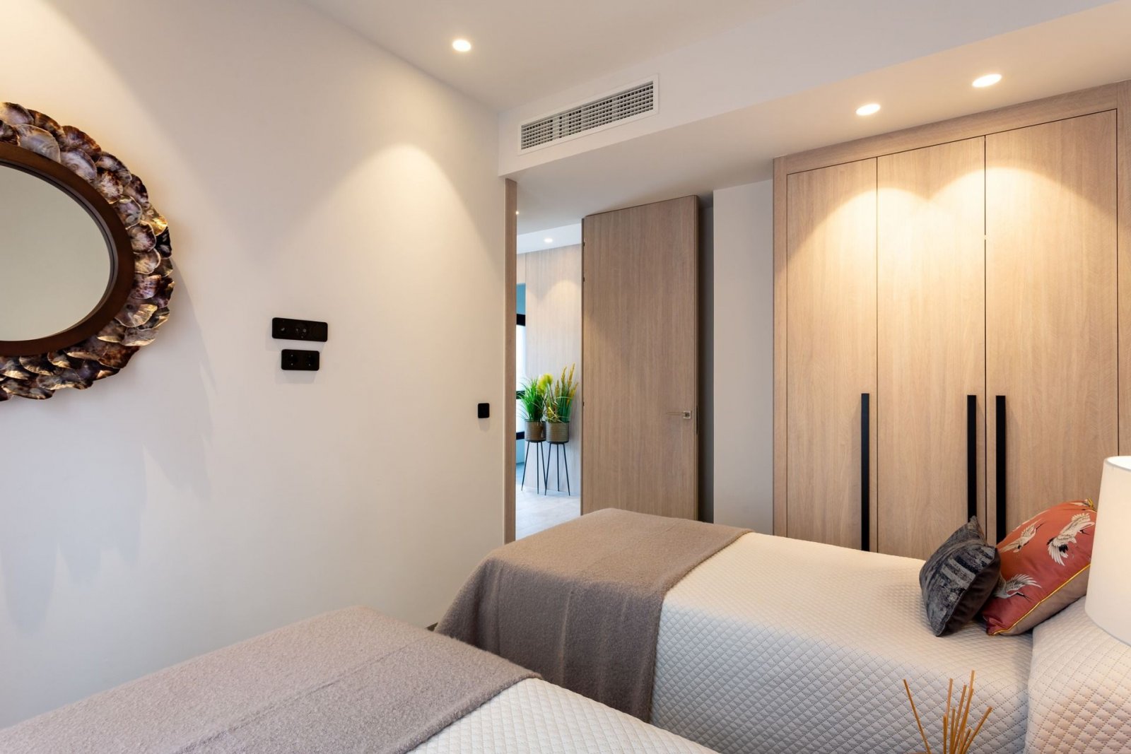  In der prestigeträchtigen Umgebung von La Finca Golf gelegen, bietet dieses Wohnensemble eine exklusive Auswahl von 10 Immobilien, darunter Apartment