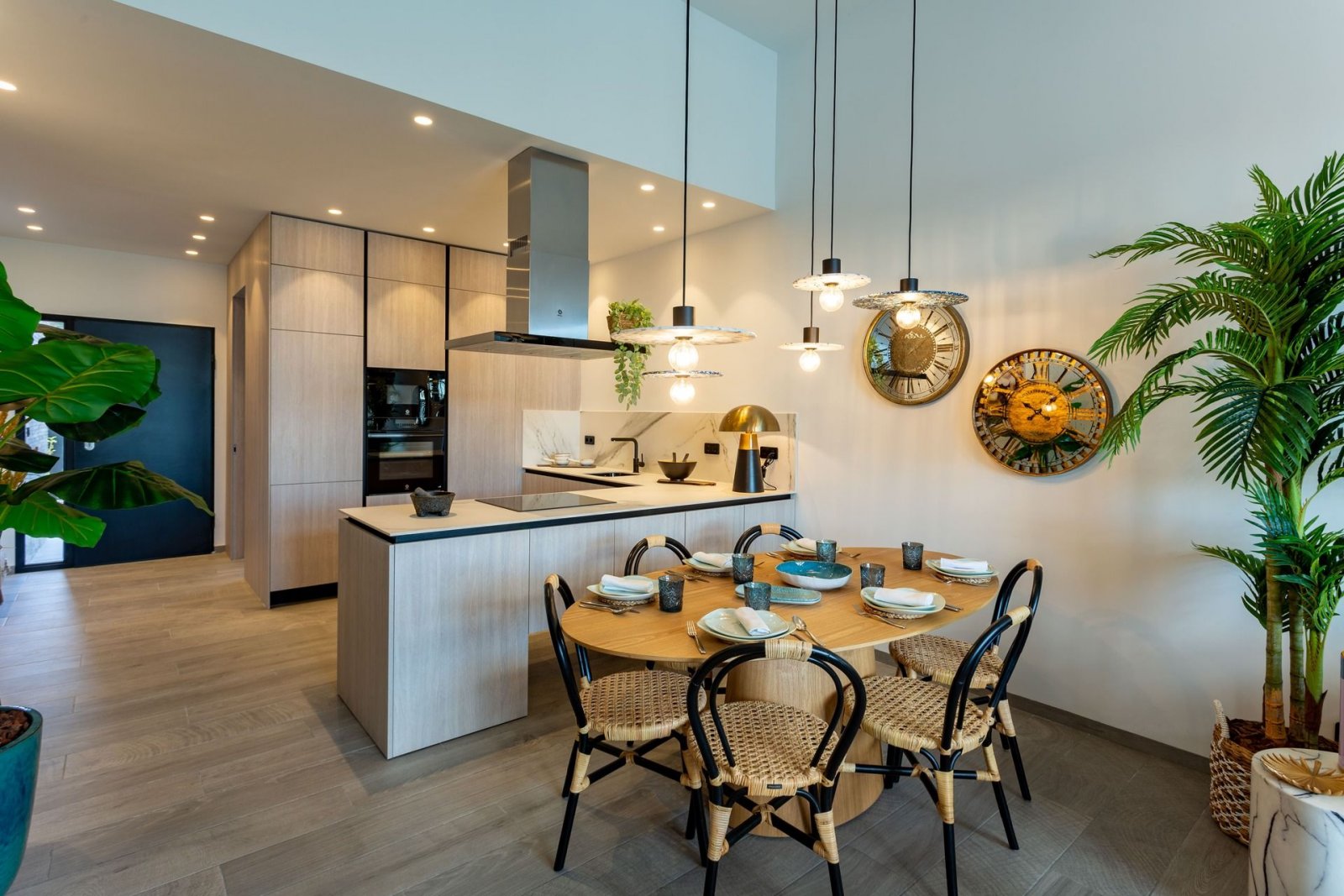  In der prestigeträchtigen Umgebung von La Finca Golf gelegen, bietet dieses Wohnensemble eine exklusive Auswahl von 10 Immobilien, darunter Apartment