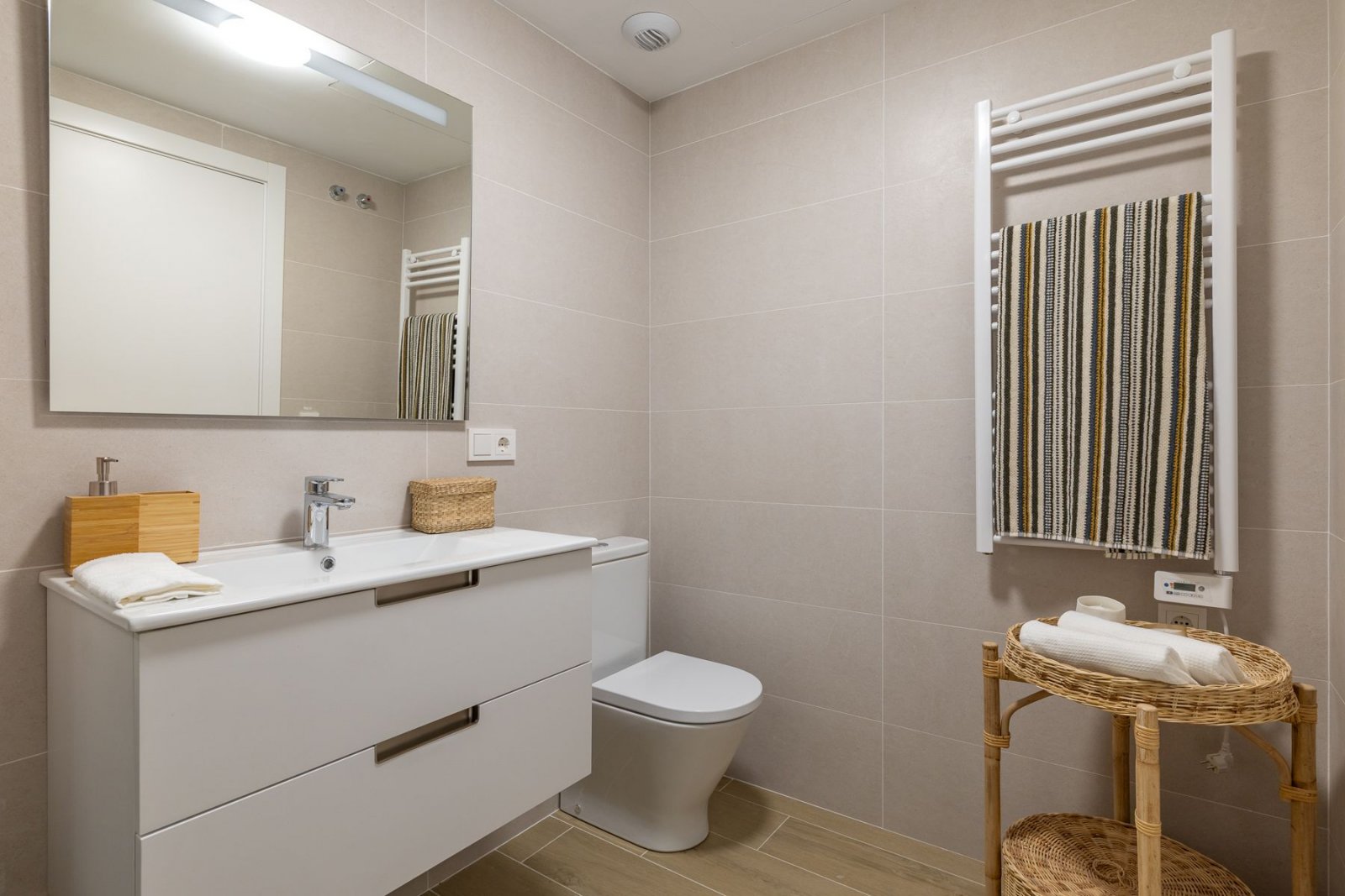  In der wunderschönen Stadt Calpe gelegen, bietet diese exklusive Wohnanlage eine Auswahl von 31 hochwertigen Wohnungen, darunter Apartments und Penth