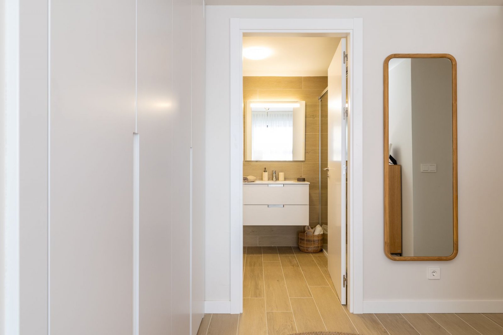  In der wunderschönen Stadt Calpe gelegen, bietet diese exklusive Wohnanlage eine Auswahl von 31 hochwertigen Wohnungen, darunter Apartments und Penth