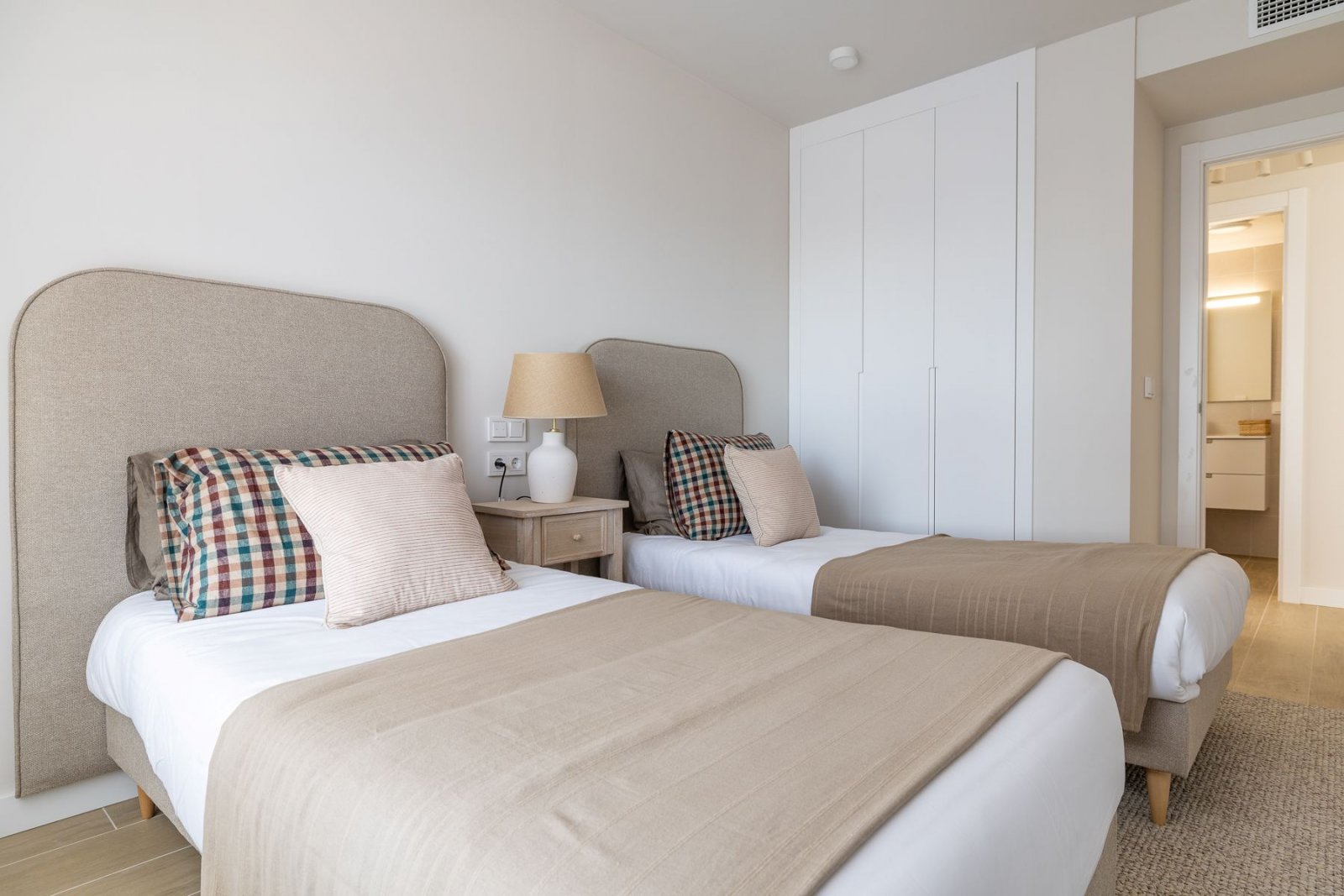  In der wunderschönen Stadt Calpe gelegen, bietet diese exklusive Wohnanlage eine Auswahl von 31 hochwertigen Wohnungen, darunter Apartments und Penth