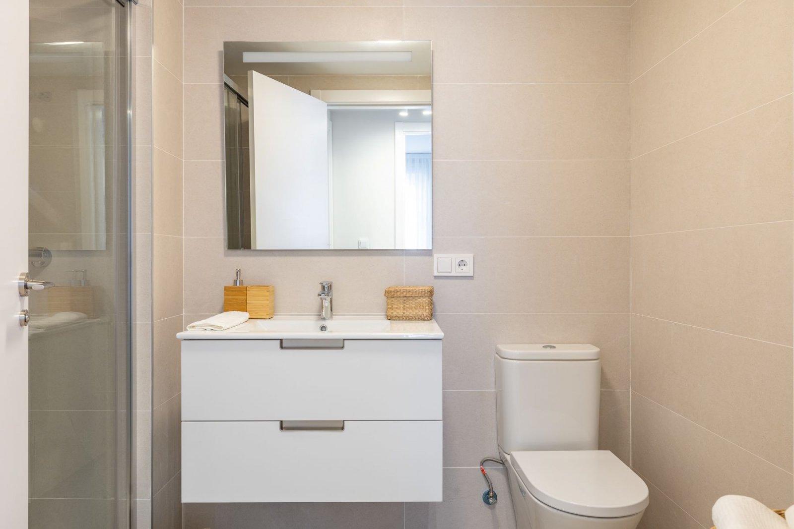  In der wunderschönen Stadt Calpe gelegen, bietet diese exklusive Wohnanlage eine Auswahl von 31 hochwertigen Wohnungen, darunter Apartments und Penth