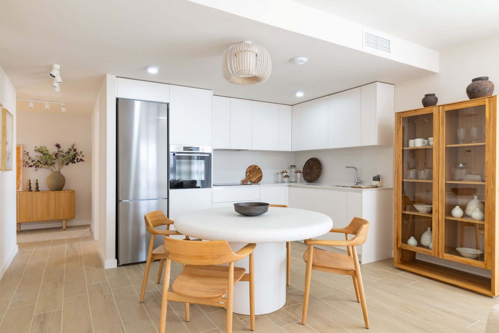  In der wunderschönen Stadt Calpe gelegen, bietet diese exklusive Wohnanlage eine Auswahl von 31 hochwertigen Wohnungen, darunter Apartments und Penth