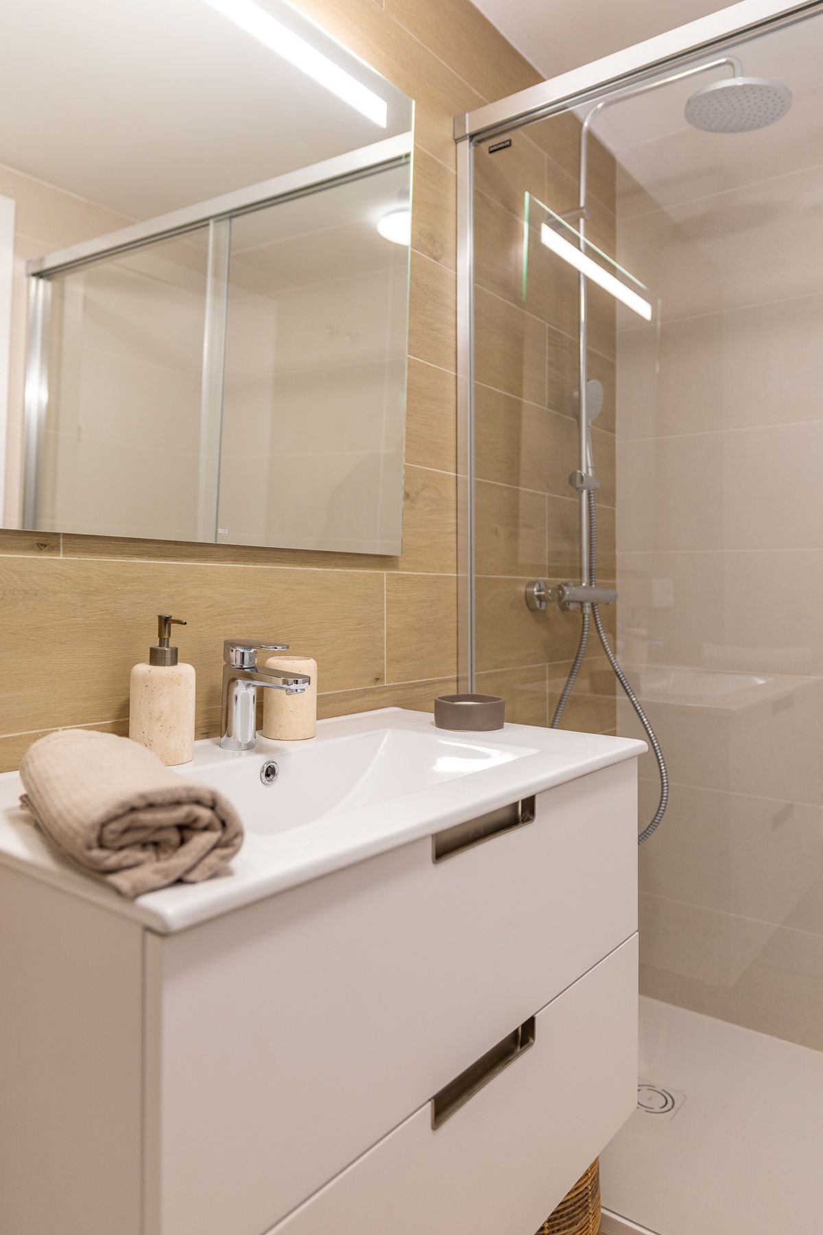  In der wunderschönen Stadt Calpe gelegen, bietet diese exklusive Wohnanlage eine Auswahl von 31 hochwertigen Wohnungen, darunter Apartments und Penth