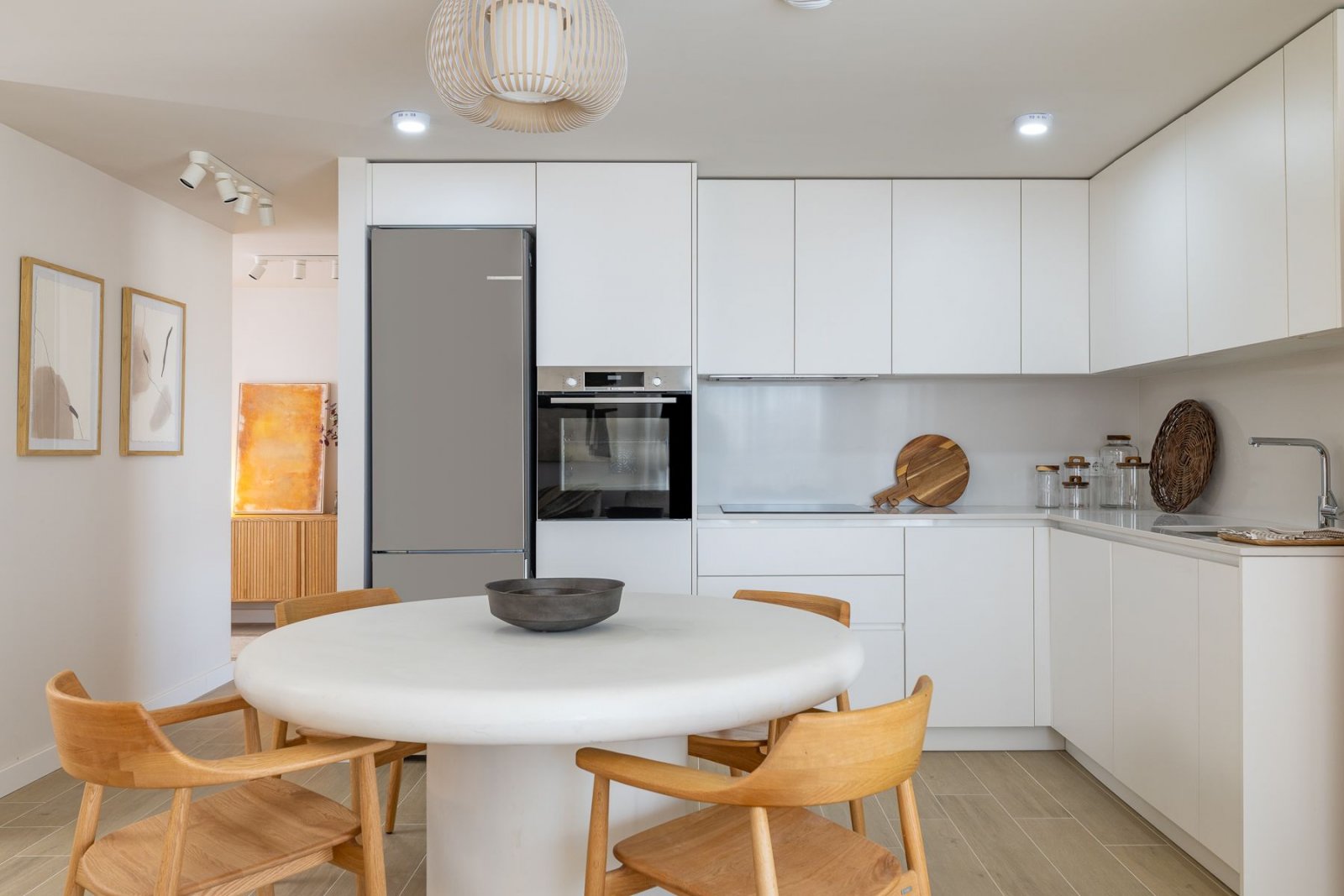  In der wunderschönen Stadt Calpe gelegen, bietet diese exklusive Wohnanlage eine Auswahl von 31 hochwertigen Wohnungen, darunter Apartments und Penth