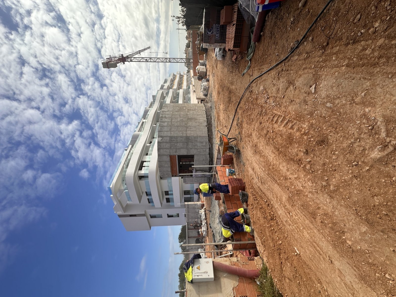  In der wunderschönen Orihuela Costa gelegen, bietet diese exklusive Wohnanlage eine Vielzahl von Wohnmöglichkeiten, die sich an unterschiedliche Bedü