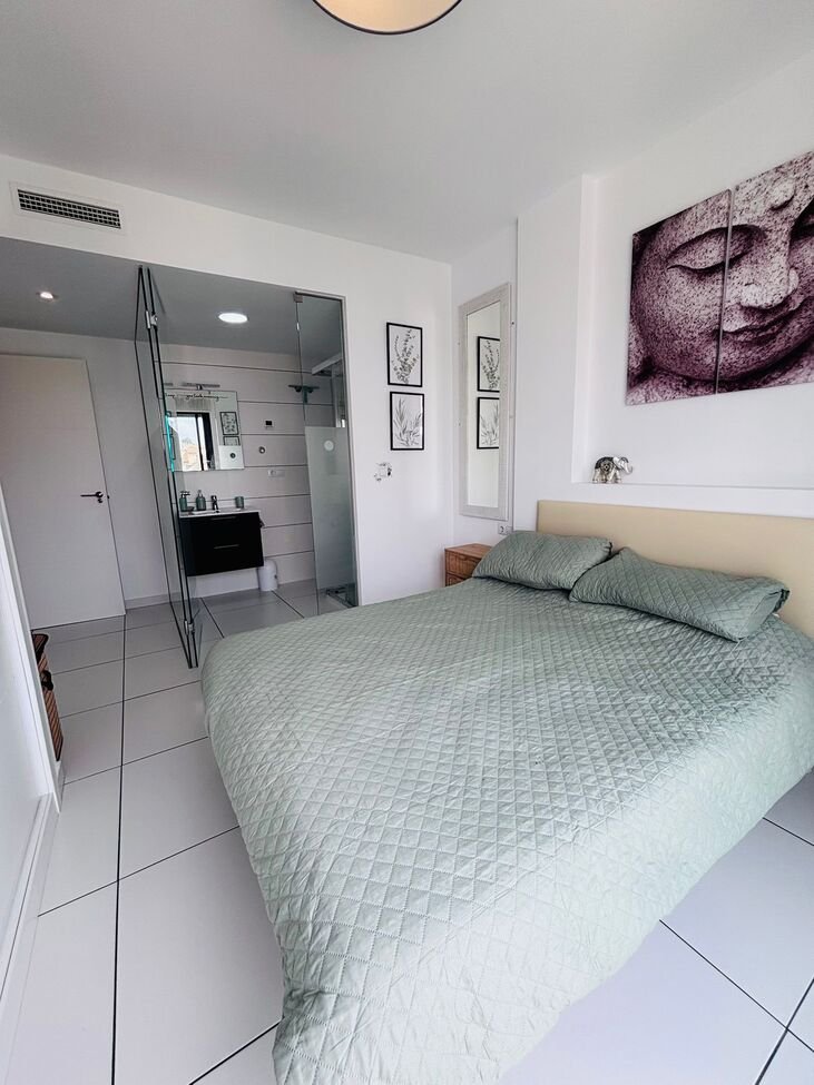   Beautifully presented second-floor apartment offering 2 bedrooms and 2 bathrooms, located in a sought-after gated community near Villamartin Plaza.&