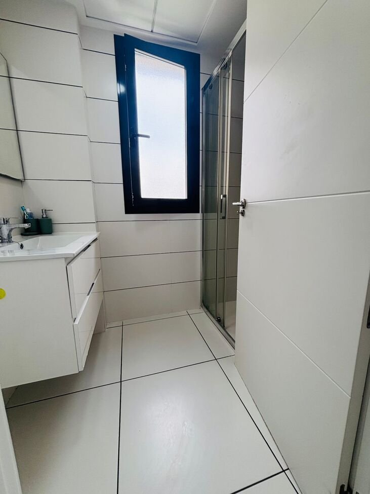   Beautifully presented second-floor apartment offering 2 bedrooms and 2 bathrooms, located in a sought-after gated community near Villamartin Plaza.&