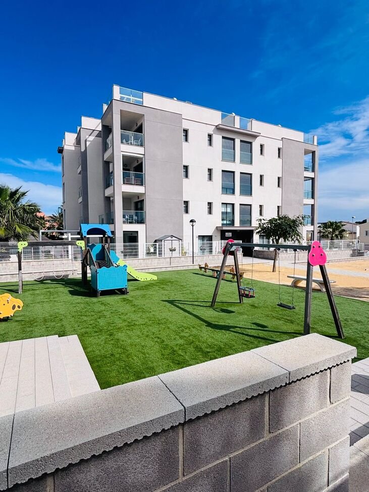   Beautifully presented second-floor apartment offering 2 bedrooms and 2 bathrooms, located in a sought-after gated community near Villamartin Plaza.&