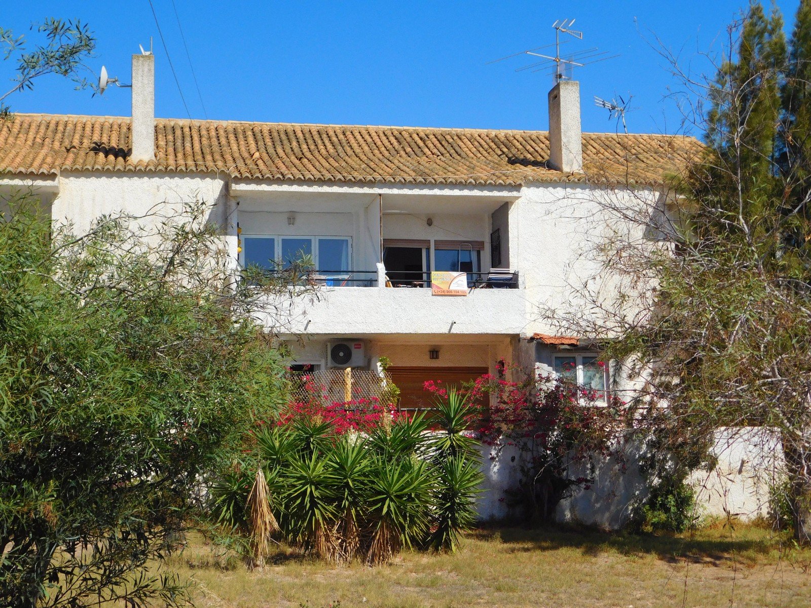   Looking for a lock up and leave property in the Orihuela Costa? Walking distance to all amenities? Well, we have the right one for you!! Here is a g