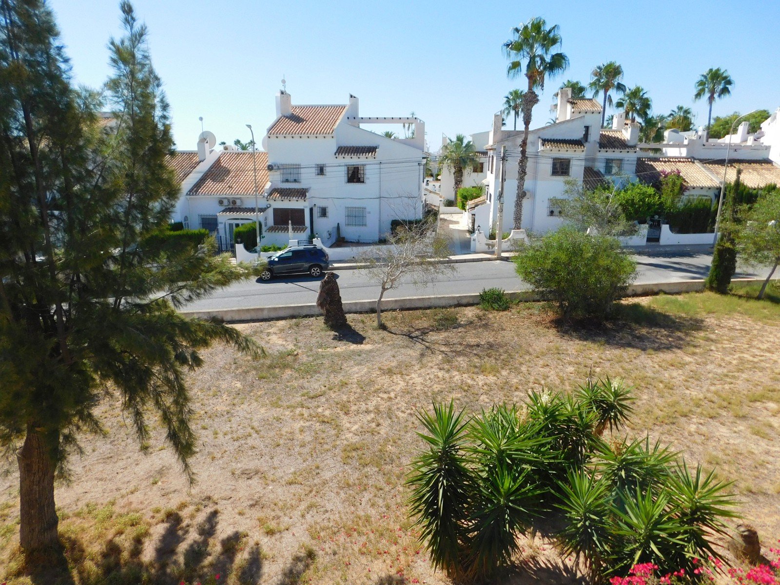   Looking for a lock up and leave property in the Orihuela Costa? Walking distance to all amenities? Well, we have the right one for you!! Here is a g