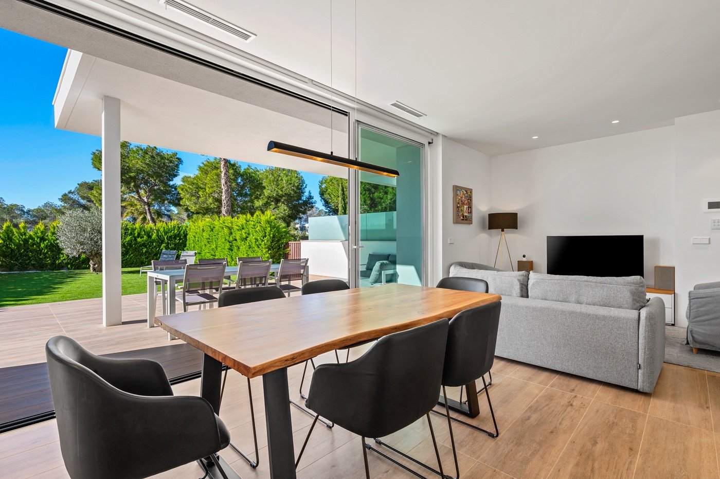  Erleben Sie mediterranes Wohnen der Extraklasse in diesem exklusiven Luxusapartment in der begehrten Wohnanlage Níspero innerhalb des Las Colinas Gol