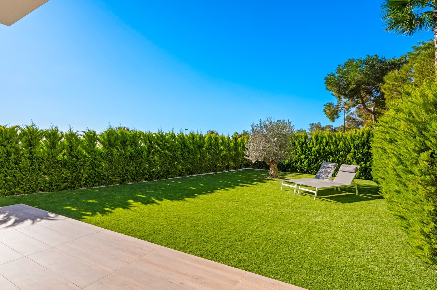  Erleben Sie mediterranes Wohnen der Extraklasse in diesem exklusiven Luxusapartment in der begehrten Wohnanlage Níspero innerhalb des Las Colinas Gol