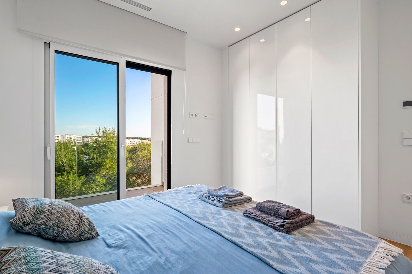  Erleben Sie mediterranes Wohnen der Extraklasse in diesem exklusiven Luxusapartment in der begehrten Wohnanlage Níspero innerhalb des Las Colinas Gol