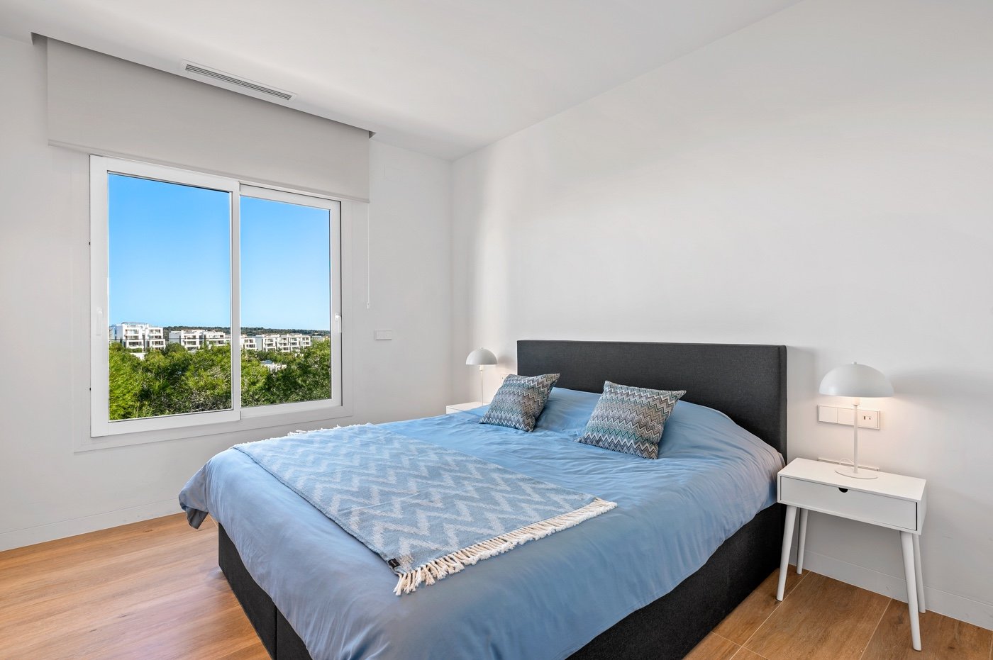  Erleben Sie mediterranes Wohnen der Extraklasse in diesem exklusiven Luxusapartment in der begehrten Wohnanlage Níspero innerhalb des Las Colinas Gol