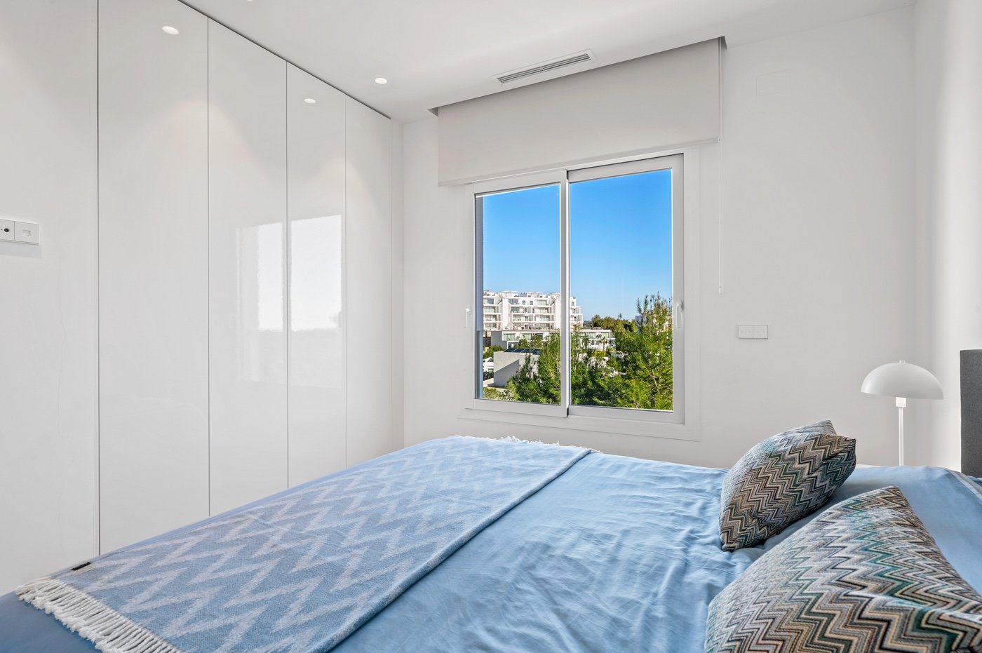  Erleben Sie mediterranes Wohnen der Extraklasse in diesem exklusiven Luxusapartment in der begehrten Wohnanlage Níspero innerhalb des Las Colinas Gol