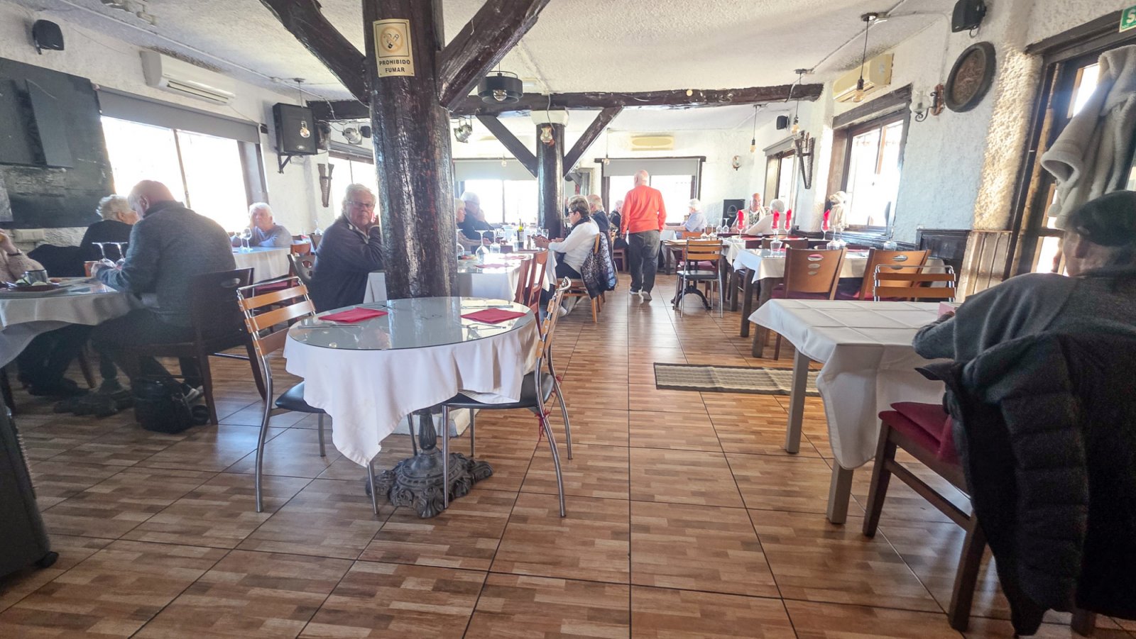  Wir freuen uns, diese komplett renovierte 1-Schlafzimmer-Wohnung präsentieren zu dürfen, die modernes Wohnen mit einer offenen Raumaufteilung bietet 