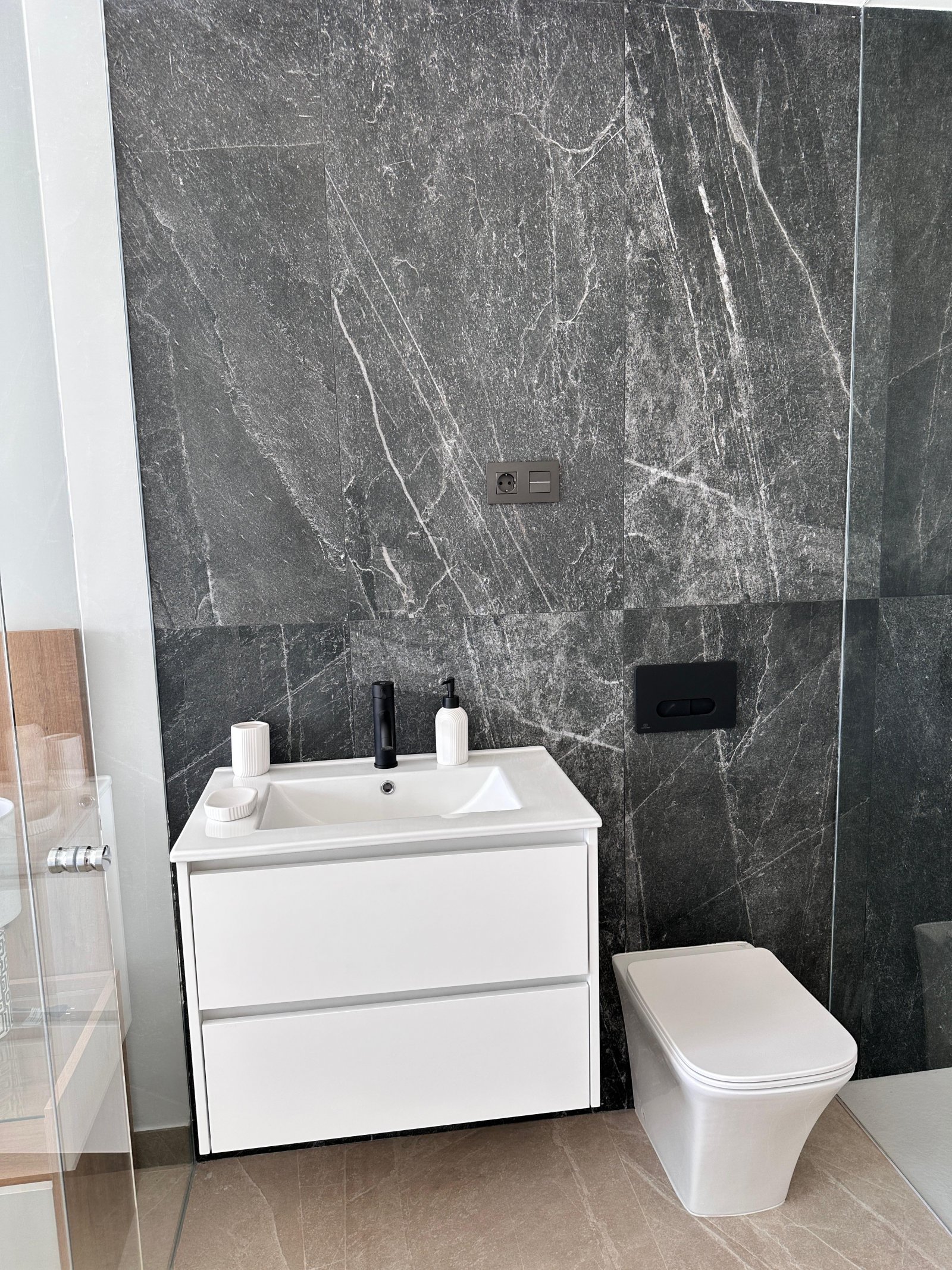  LOS ALCÁZARESLos Alcázares, en la Costa Cálida, es conocido por sus extensas playas de aguas tranquilas y su ambiente relajado. Este destino turístic