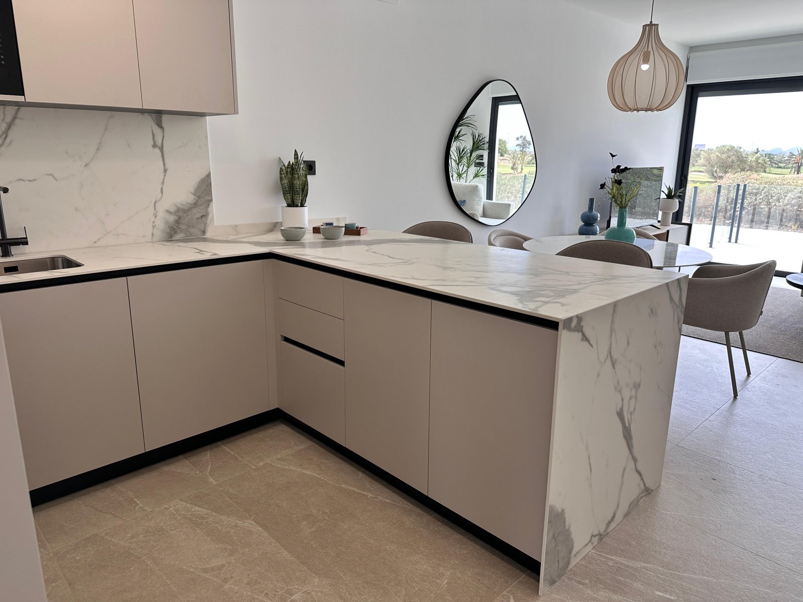  LOS ALCÁZARESLos Alcázares, en la Costa Cálida, es conocido por sus extensas playas de aguas tranquilas y su ambiente relajado. Este destino turístic