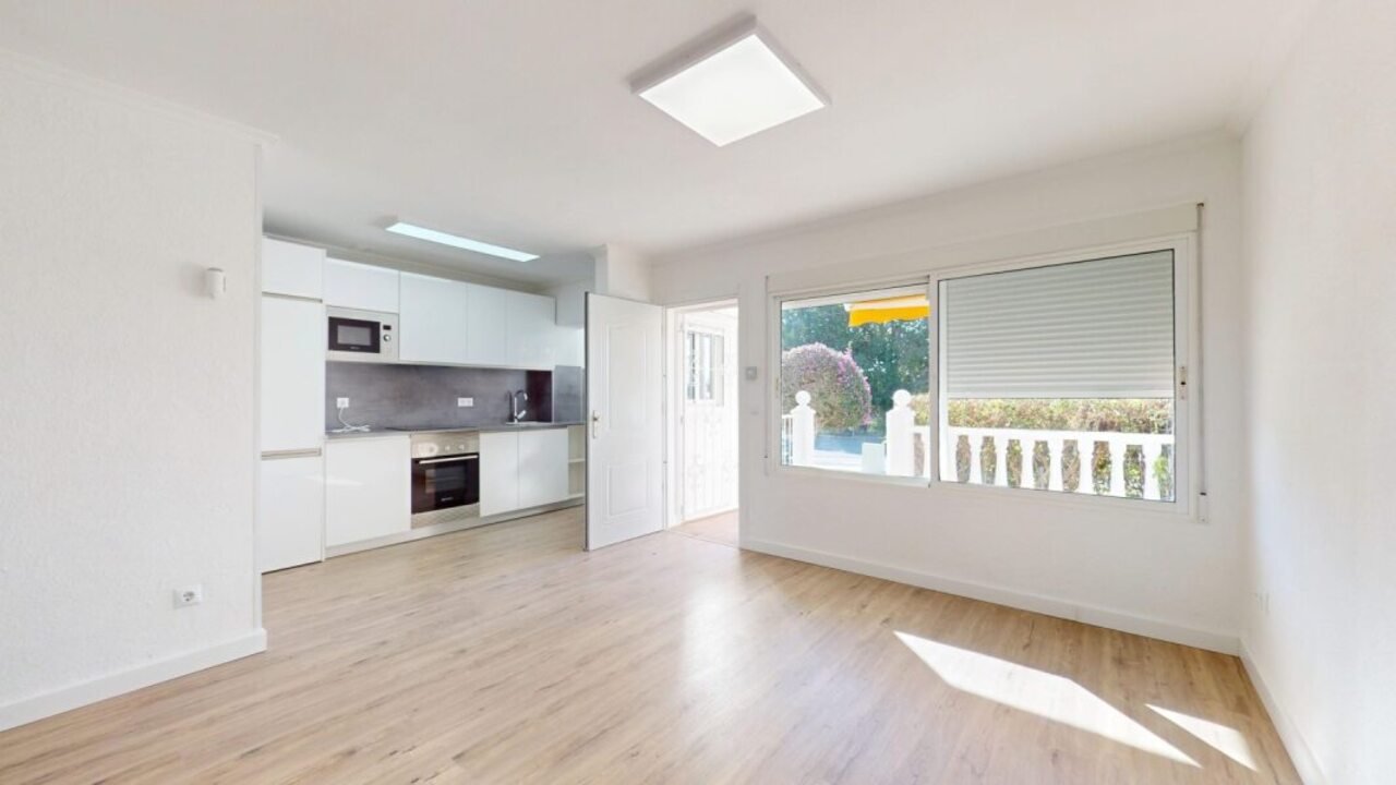   Prime Located Ground-Floor Bungalow in VillamartínTop draw renovated bungalow located in the heart of Villamartín, Orihuela Costa. Just fully refurb