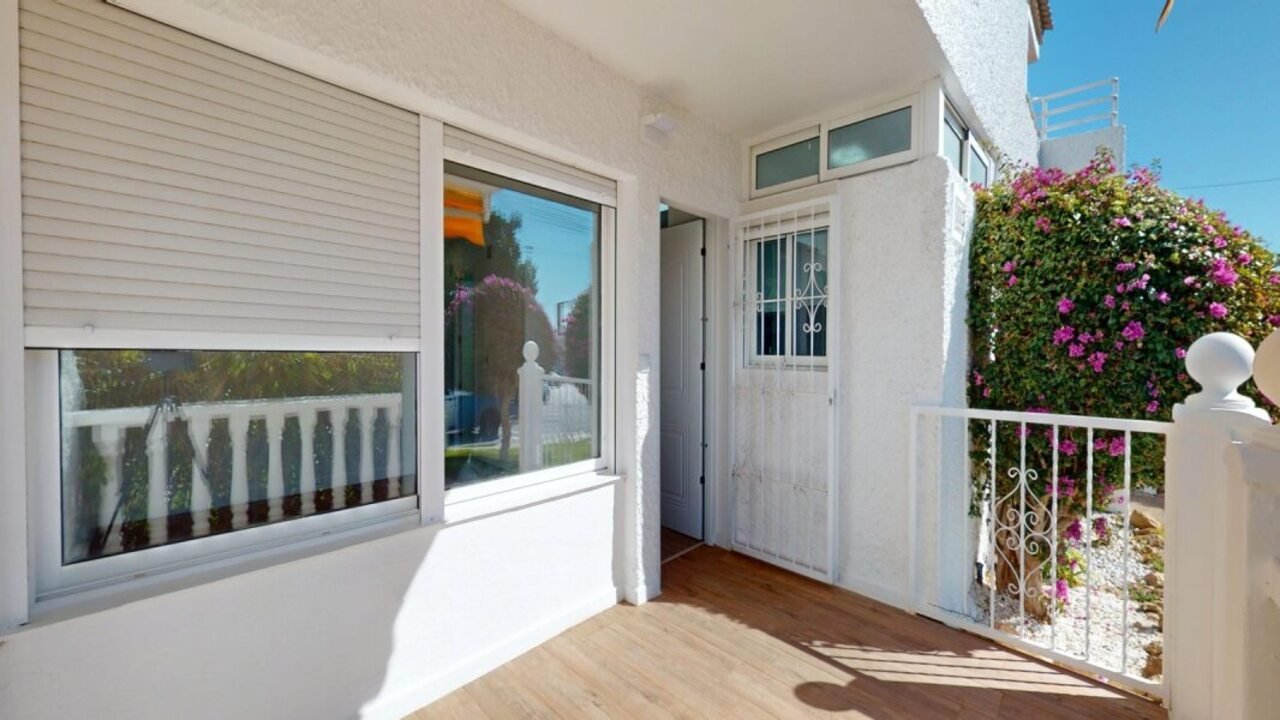   Prime Located Ground-Floor Bungalow in VillamartínTop draw renovated bungalow located in the heart of Villamartín, Orihuela Costa. Just fully refurb