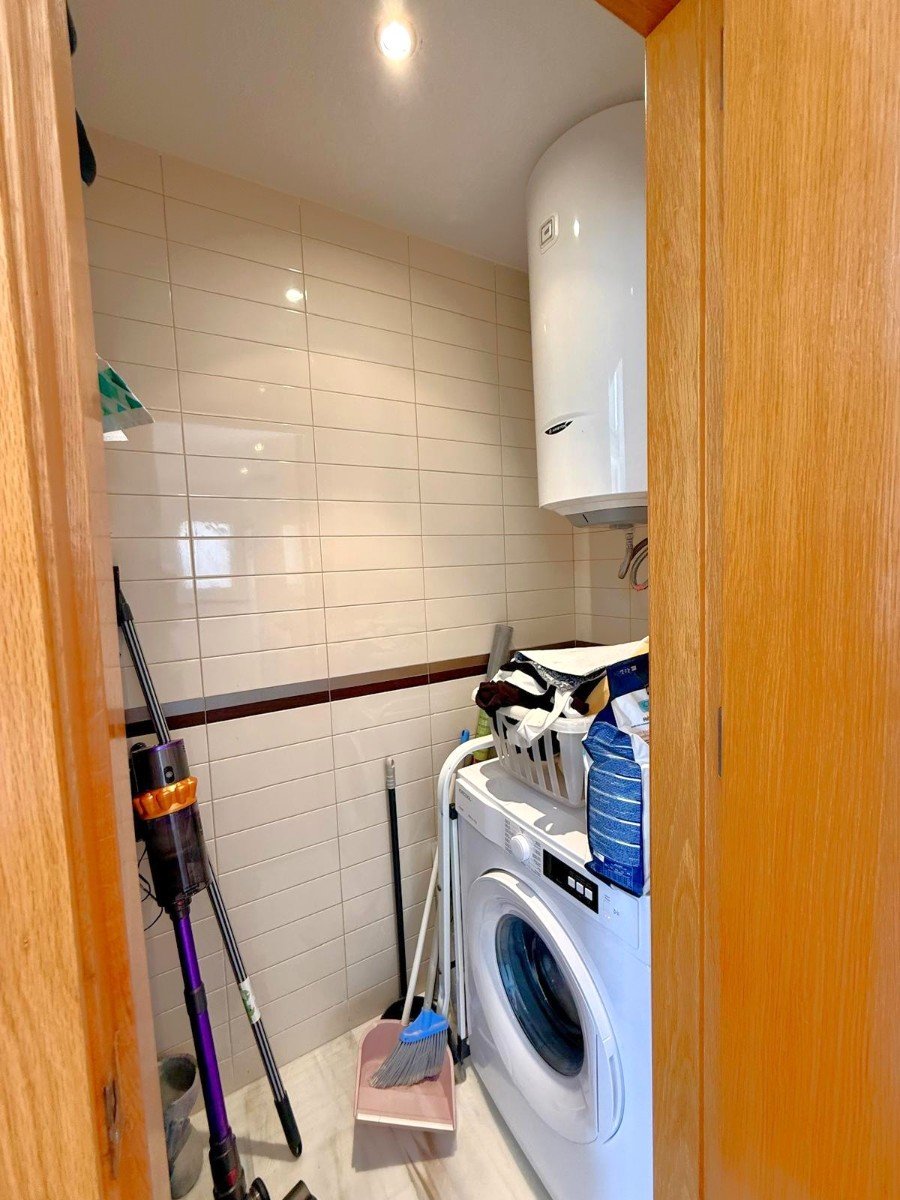   2 bed 1 bath top floor apartment with a beautiful and private roof terrace.
The bright and open plan living dining and kitchen area has a 