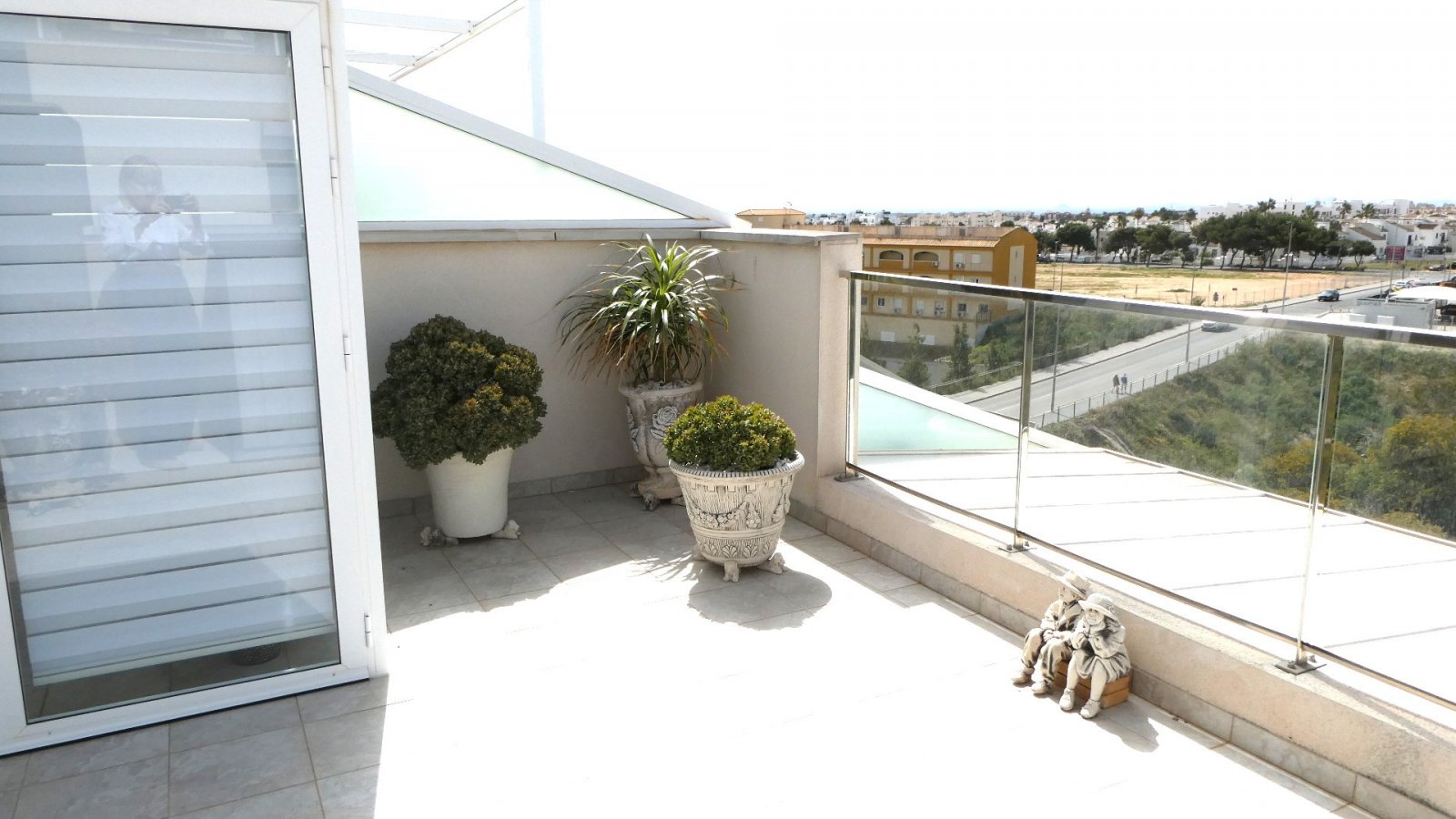  Entdecken Sie gehobenes mediterranes Wohnen in diesem wunderschön gepflegten Penthouse-Apartment mit Südwestausrichtung in der begehrten Wohnanlage G