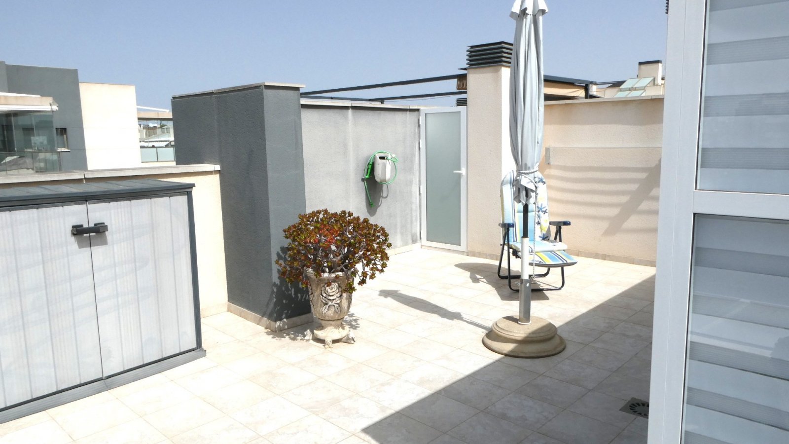  Entdecken Sie gehobenes mediterranes Wohnen in diesem wunderschön gepflegten Penthouse-Apartment mit Südwestausrichtung in der begehrten Wohnanlage G