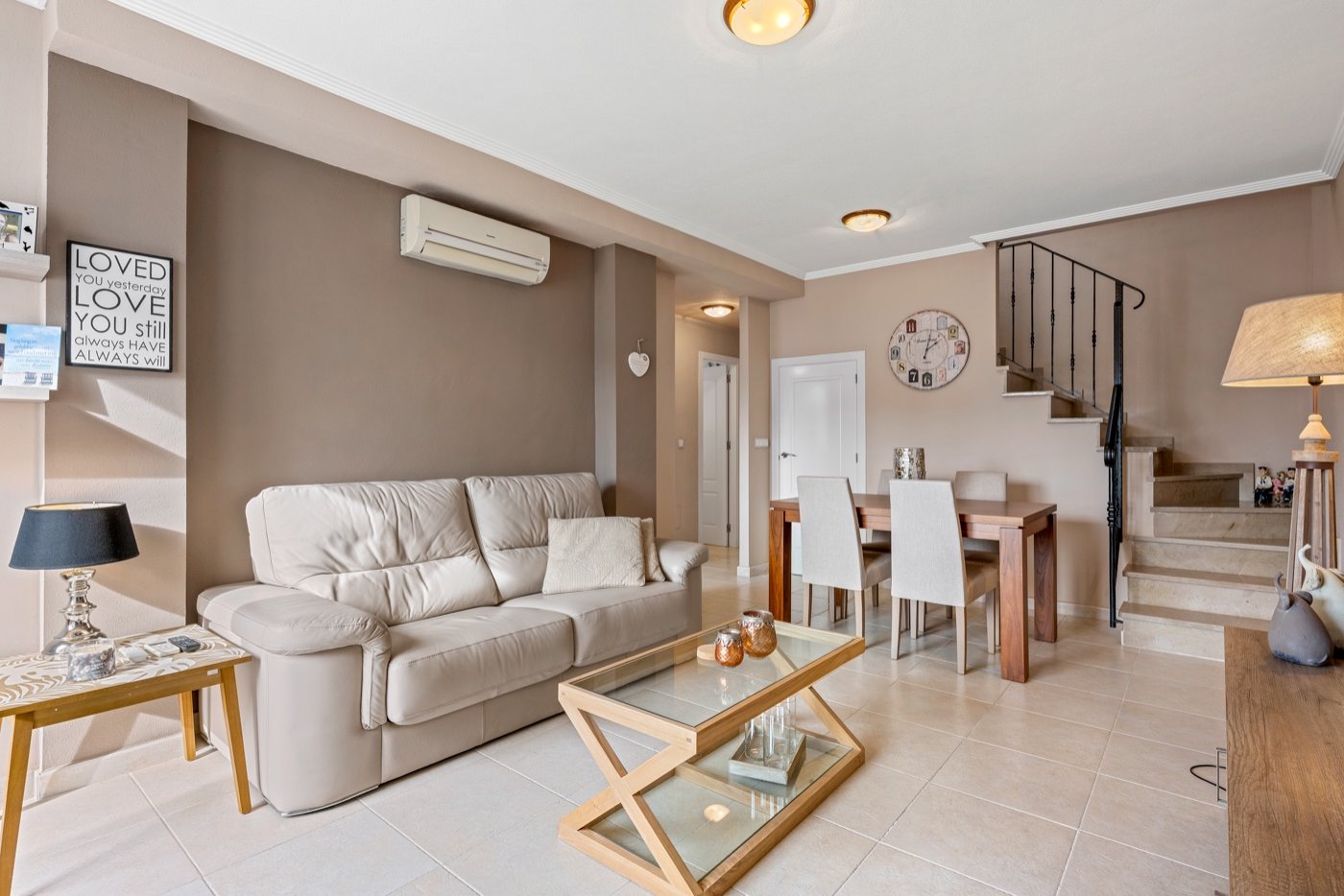   This beautifully maintained duplex apartment offers comfort, space, and pleasant natural light thanks to its south-facing location . The property fe
