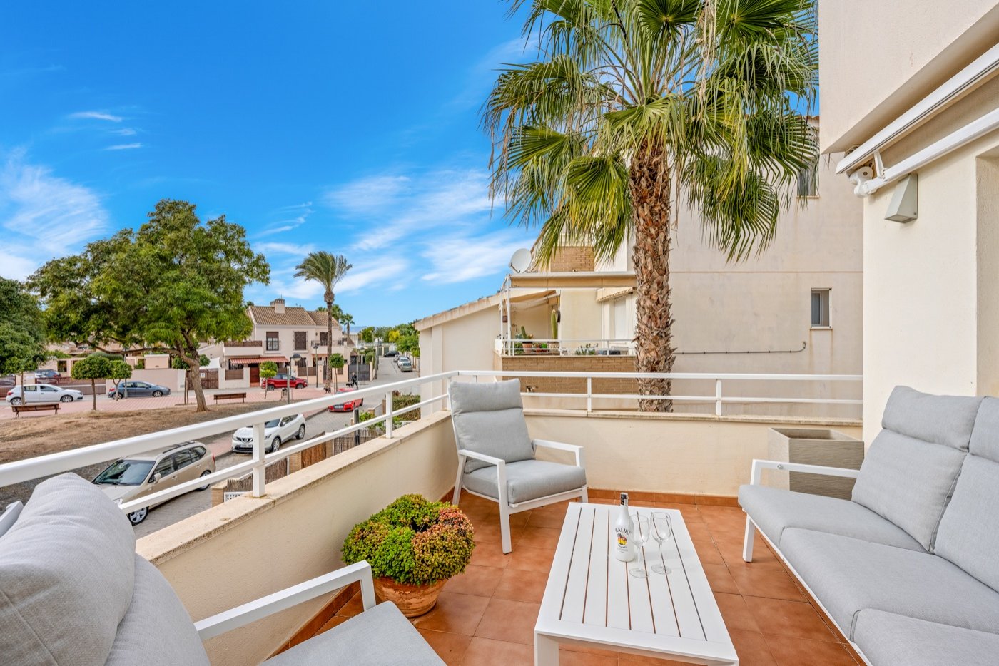   This beautifully maintained duplex apartment offers comfort, space, and pleasant natural light thanks to its south-facing location . The property fe