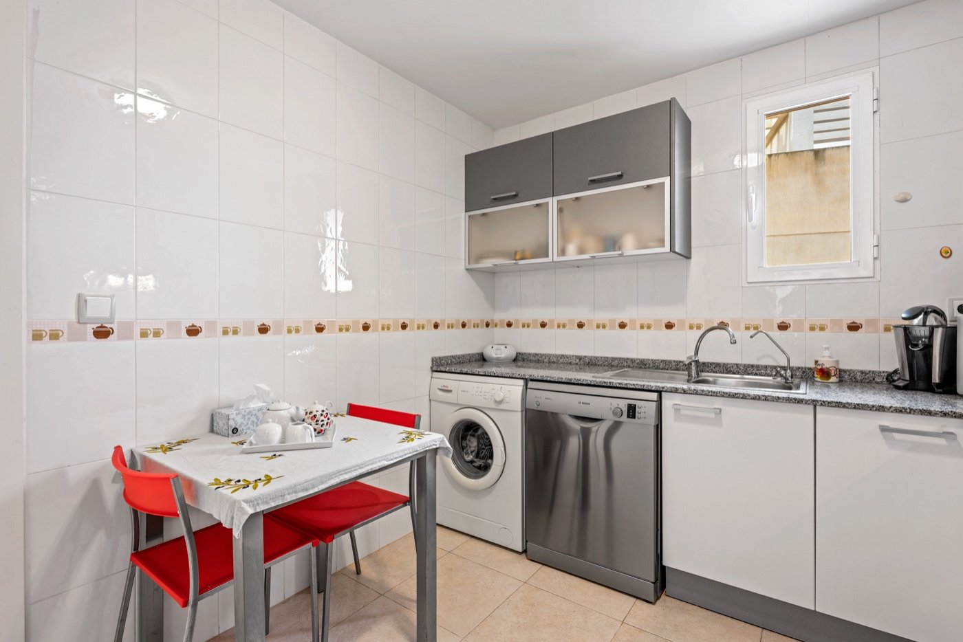   This beautifully maintained duplex apartment offers comfort, space, and pleasant natural light thanks to its south-facing location . The property fe