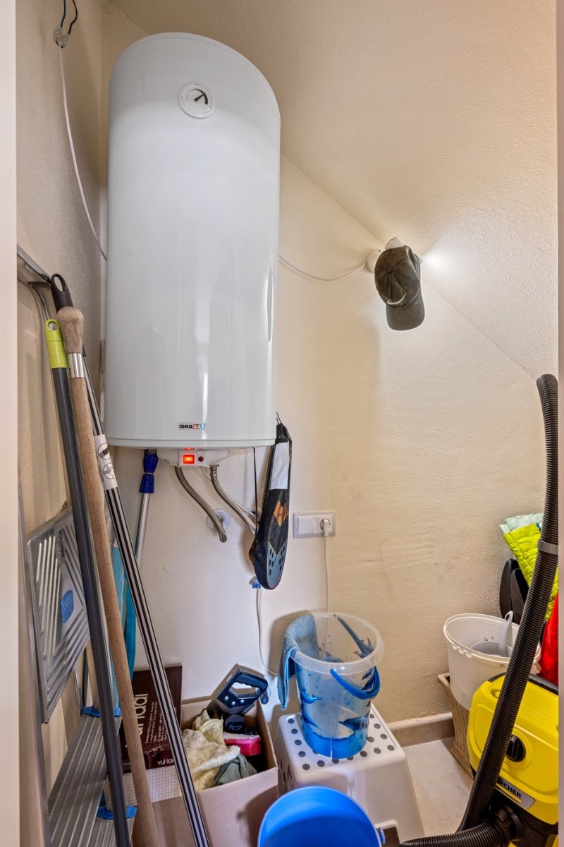   This beautifully maintained duplex apartment offers comfort, space, and pleasant natural light thanks to its south-facing location . The property fe