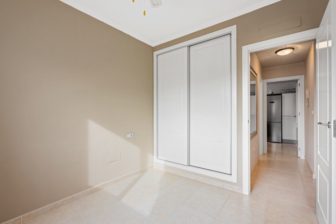   This beautifully maintained duplex apartment offers comfort, space, and pleasant natural light thanks to its south-facing location . The property fe