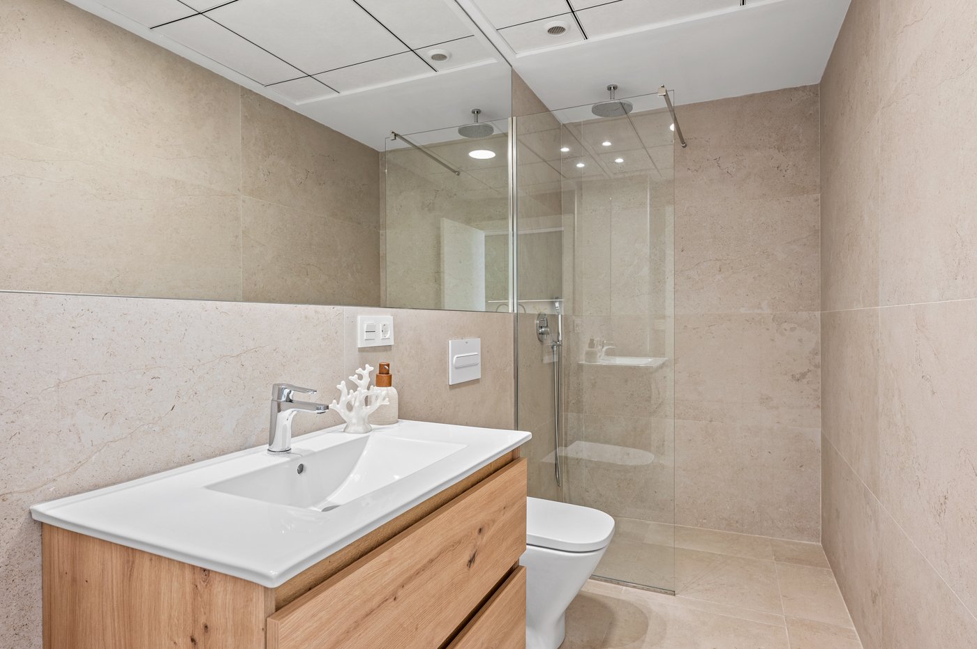  Im charmanten Ort Los Alcázares gelegen, bietet diese exklusive Wohnanlage eine Auswahl von 16 Immobilien, darunter Apartments, Erdgeschosse und Pent