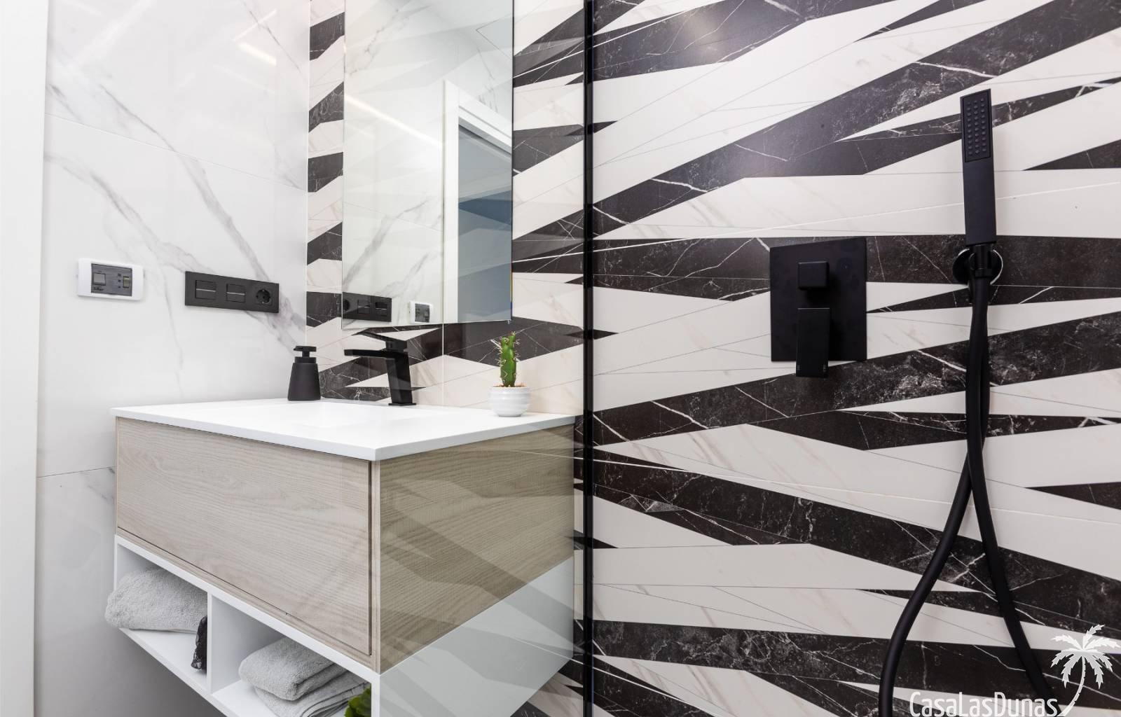  Oasis Beach XV ist ein Komplex von 130 Apartments, die die Wahl zwischen zwei oder drei Schlafzimmern und zwei Badezimmern haben, die um eine große G