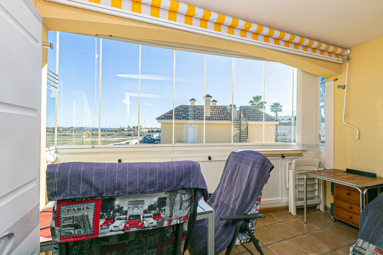  Diese makellose Wohnung im ersten Stock besticht durch ihr modernes Design, hochwertige Ausstattungen und ihren ausgezeichneten Erhaltungszustand – e