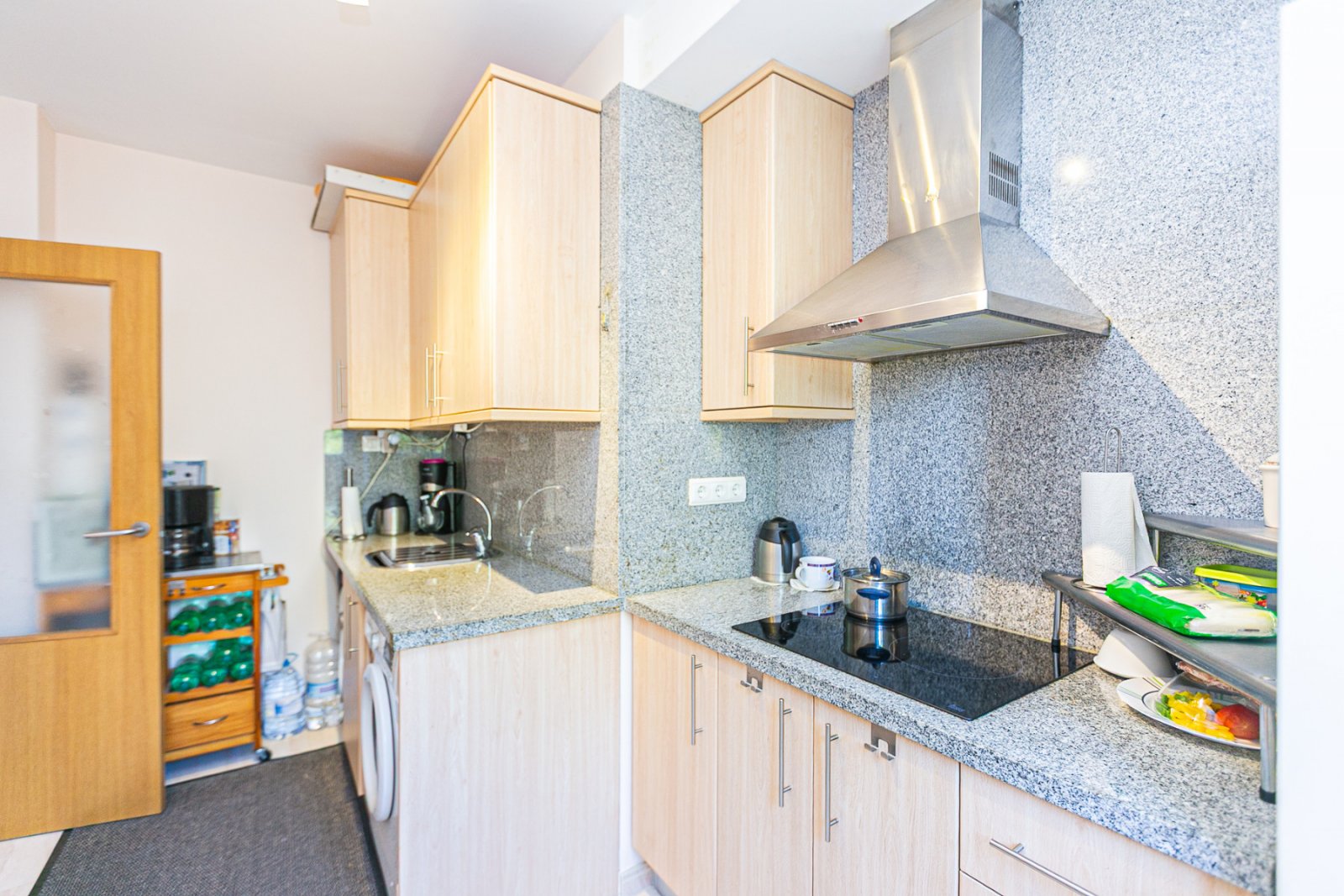  Diese makellose Wohnung im ersten Stock besticht durch ihr modernes Design, hochwertige Ausstattungen und ihren ausgezeichneten Erhaltungszustand – e