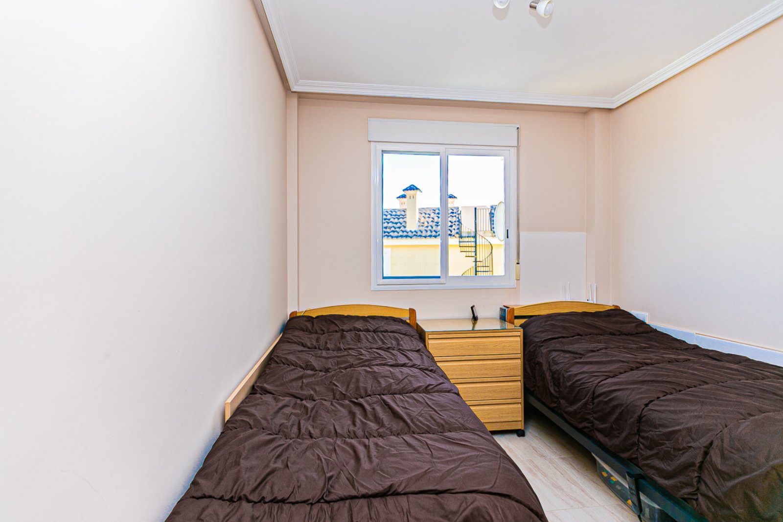  Diese makellose Wohnung im ersten Stock besticht durch ihr modernes Design, hochwertige Ausstattungen und ihren ausgezeichneten Erhaltungszustand – e