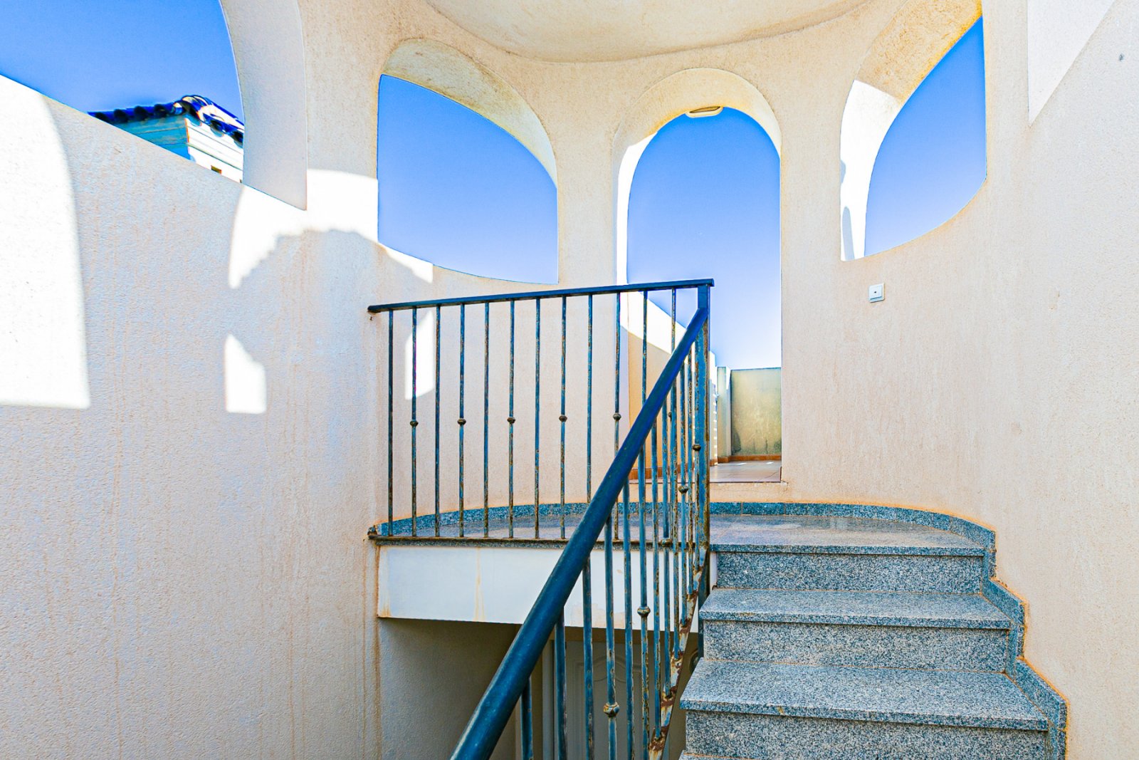  Diese makellose Wohnung im ersten Stock besticht durch ihr modernes Design, hochwertige Ausstattungen und ihren ausgezeichneten Erhaltungszustand – e