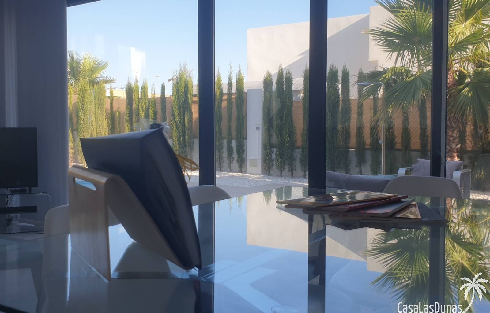  La Perla Blanca ist die ideale Ferienvilla für alle, die Luxus und Komfort an der traumhaften Costa Blanca suchen. Dieses beeindruckende Anwesen biet