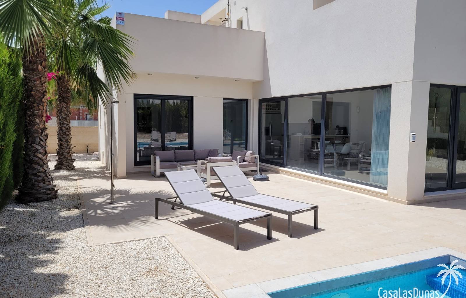  La Perla Blanca ist die ideale Ferienvilla für alle, die Luxus und Komfort an der traumhaften Costa Blanca suchen. Dieses beeindruckende Anwesen biet