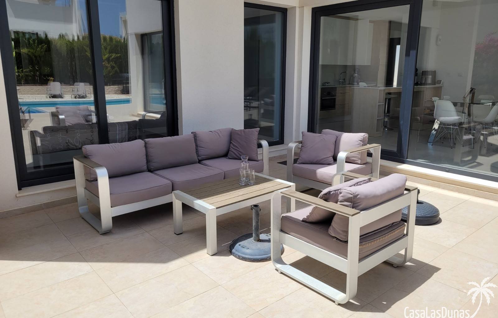  La Perla Blanca ist die ideale Ferienvilla für alle, die Luxus und Komfort an der traumhaften Costa Blanca suchen. Dieses beeindruckende Anwesen biet