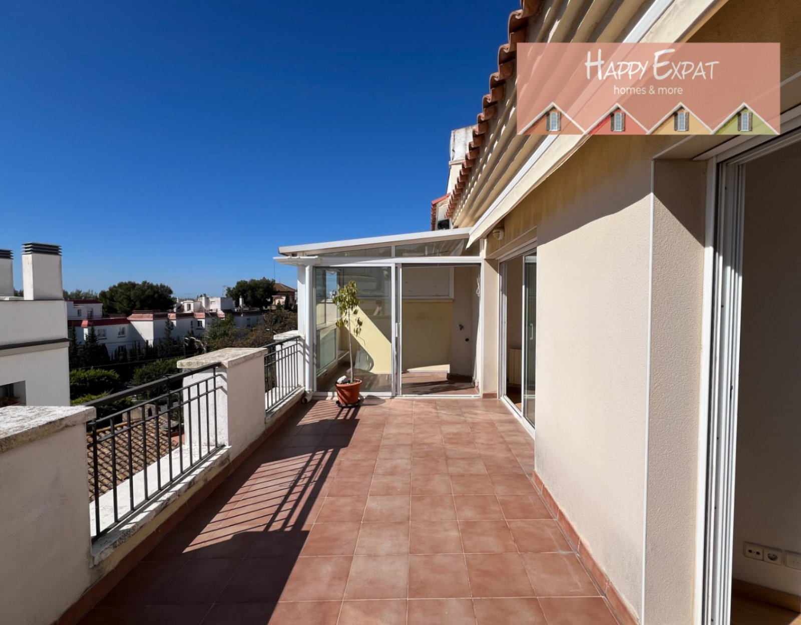 Sitges: Helle 2-Zimmer-Wohnung mit großer TerrasseDiese charmante und sonnige Wohnung befindet sich nur 2 Gehminuten vom Bahnhof und dem Stadtzentrum sowie n 